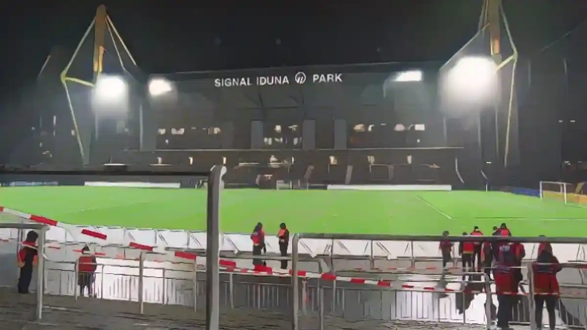 Экстренные службы обыскали стадион в Дортмунде:Экстренные службы обыскали стадион в Дортмунде.