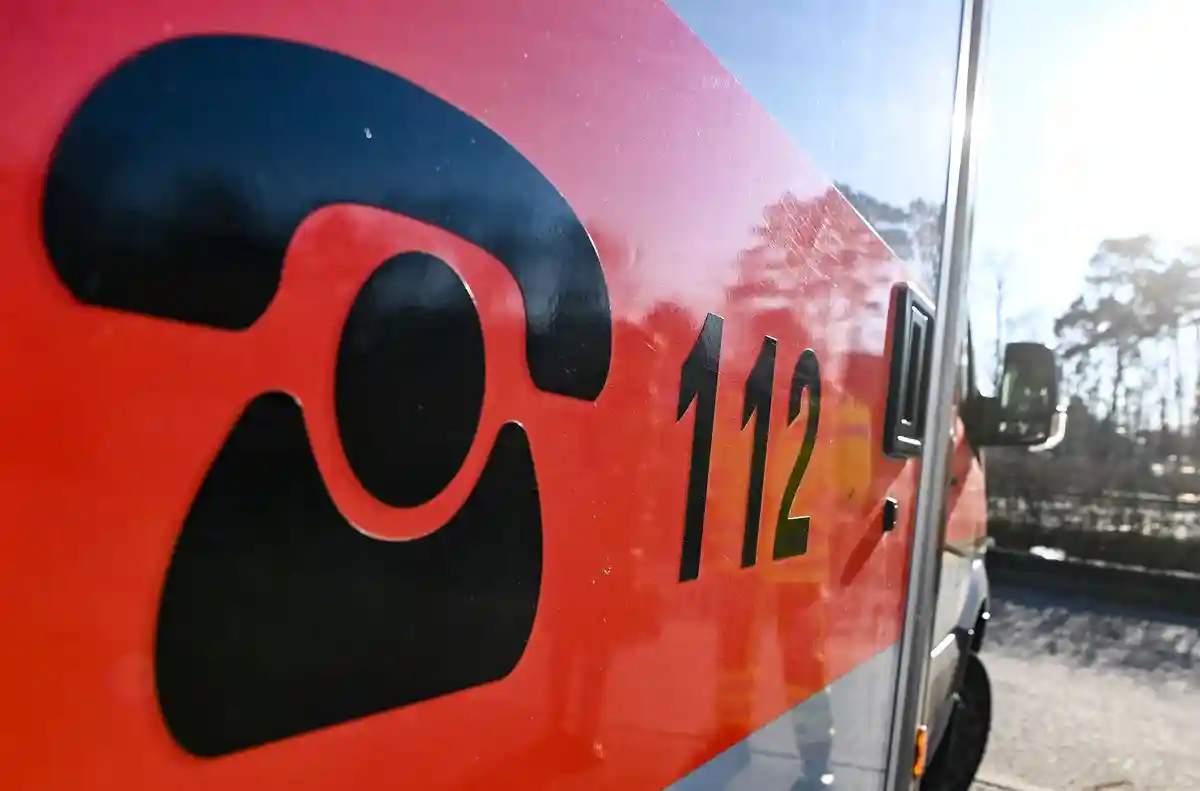 Экстренный вызов:Надпись 112, обозначающая номер службы спасения, изображена на машине скорой помощи.