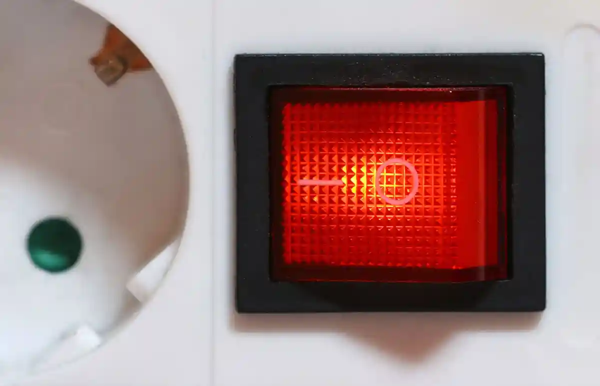 Электричество:Включенный автоматический выключатель многоместной розетки горит красным.