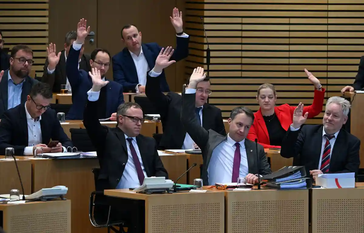 Эрфурт:Депутаты от ХДС во время заседания парламента земли Тюрингия.