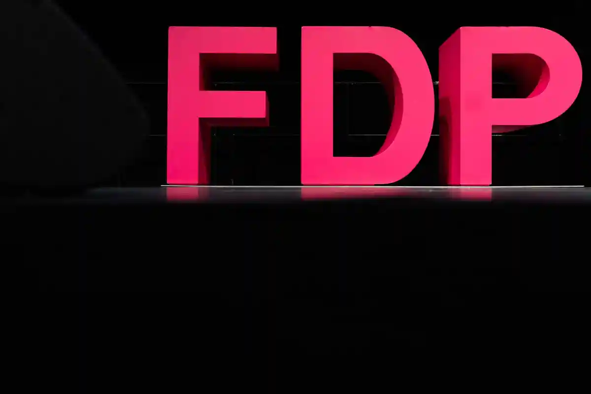 FDP:На сцене демонстрируется логотип партии СвДП.