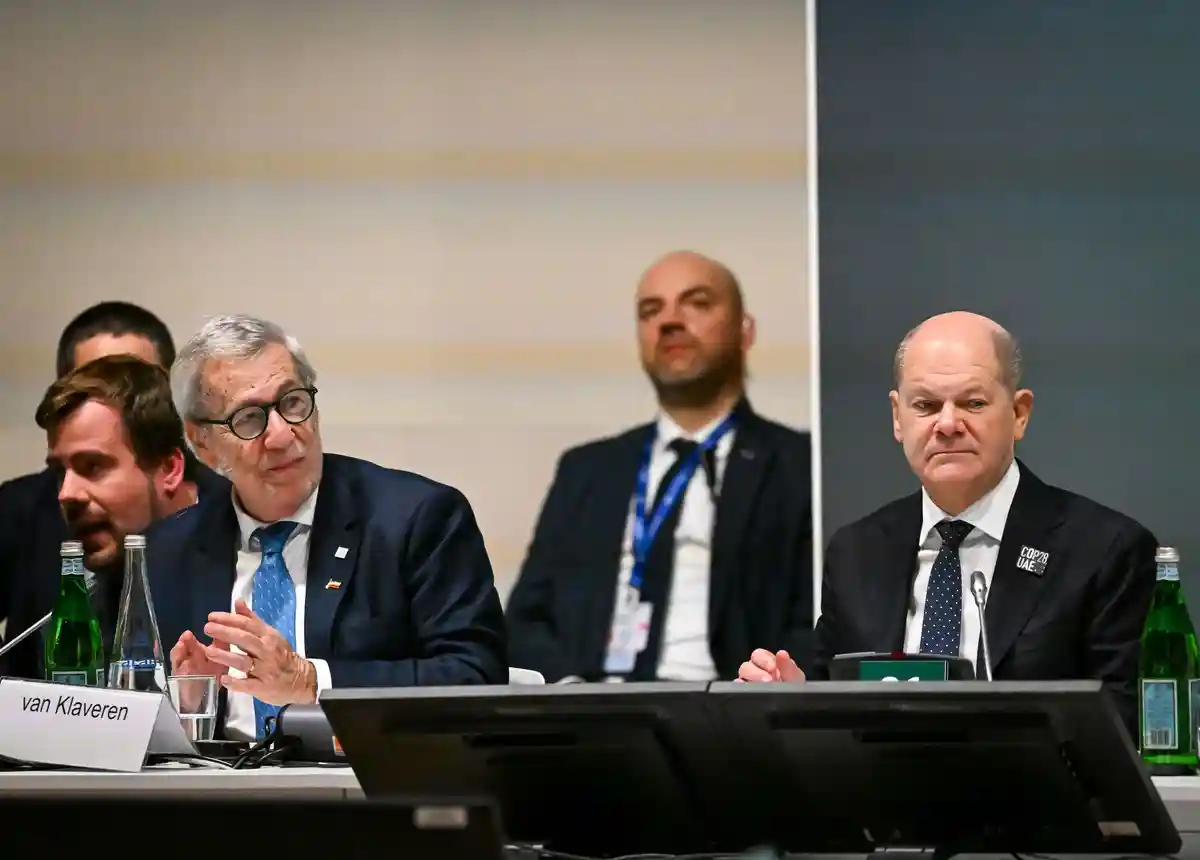 Федеральный канцлер Олаф Шольц:Федеральный канцлер Олаф Шольц (справа, СДПГ) и министр иностранных дел Чили Альберто ван Клаверен Сторк (3-й слева) сидят на мероприятии "Climate Club Full Launch" в рамках Конференции ООН по изменению климата.