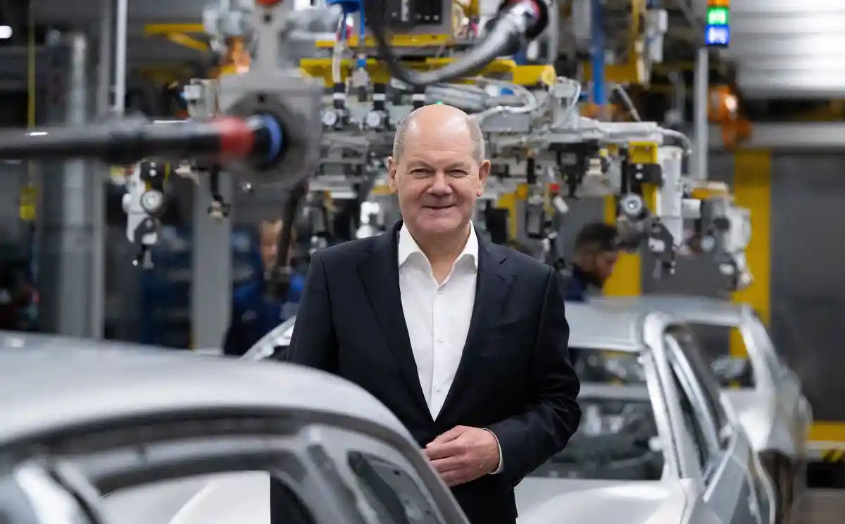 Федеральный канцлер Шольц:Федеральный канцлер Олаф Шольц на заводе BMW в Мюнхене.