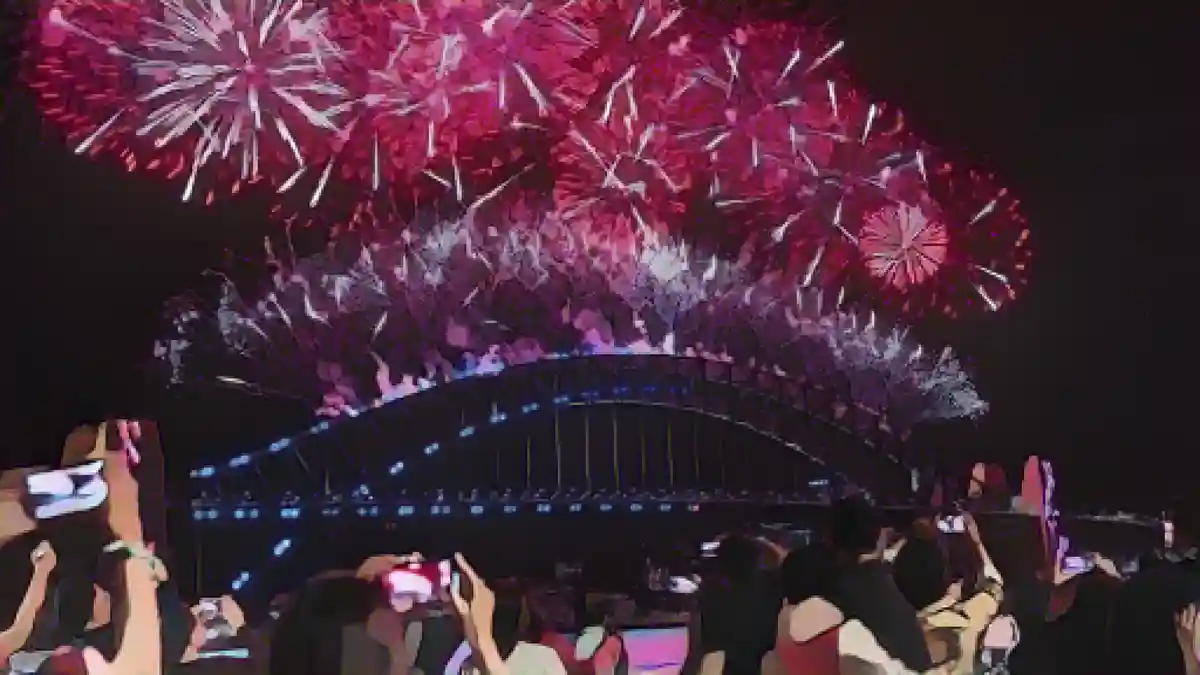 Фейерверки озаряют небо над Сиднейской гаванью и ее знаменитым мостом, когда часы бьют полночь 1 января 2022 года.:Фейерверки озаряют небо над Сиднейской гаванью и ее знаменитым мостом, когда часы бьют полночь 1 января 2022 года.