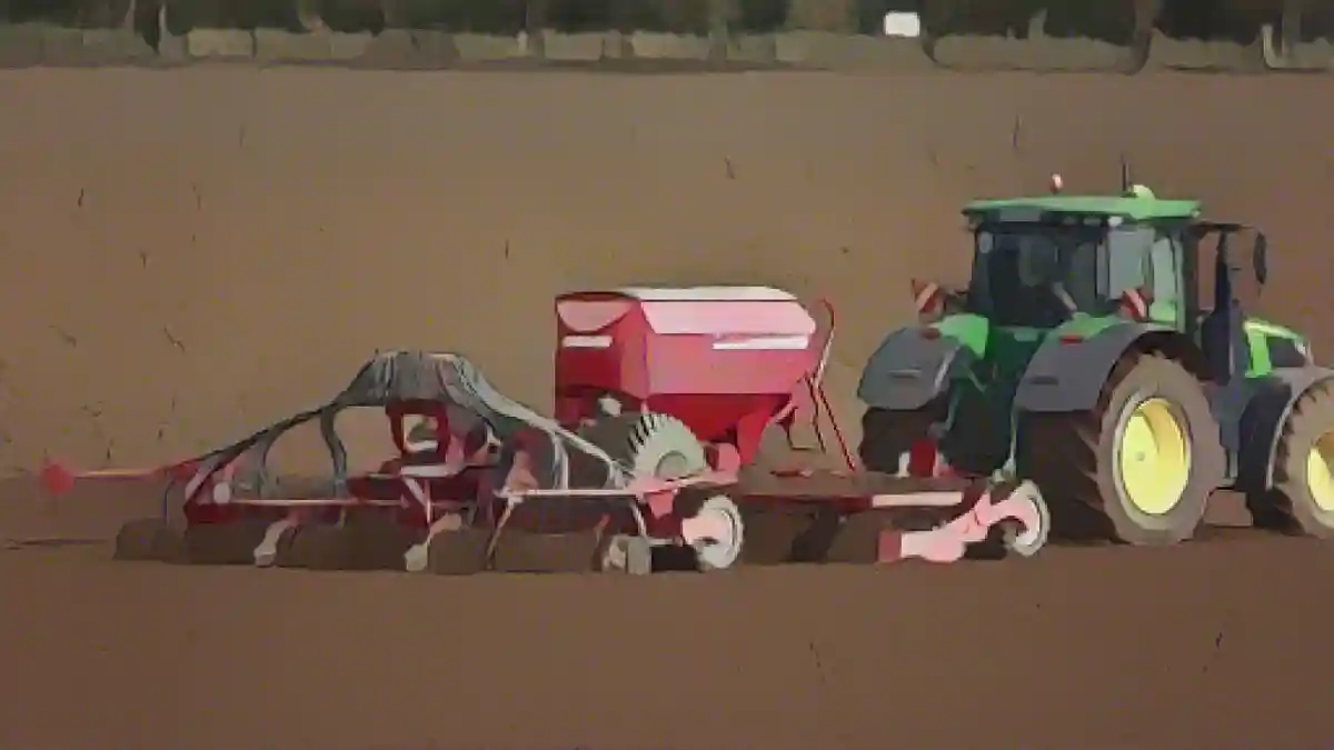 Фермер удобряет свое поле с помощью трактора.:Фермер удобряет свое поле с помощью трактора. Фото