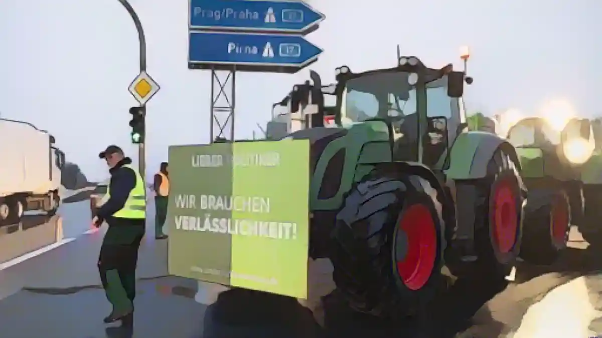 Фермеры блокируют тракторами подъездную дорогу к автостраде 17.:Фермеры с тракторами блокируют подъездную дорогу к автостраде 17. Фото