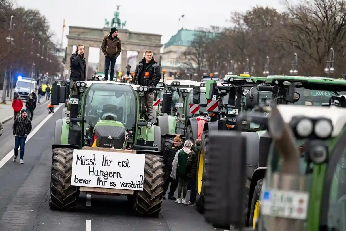 Фермеры протестуют в Берлине на сотнях тракторов
