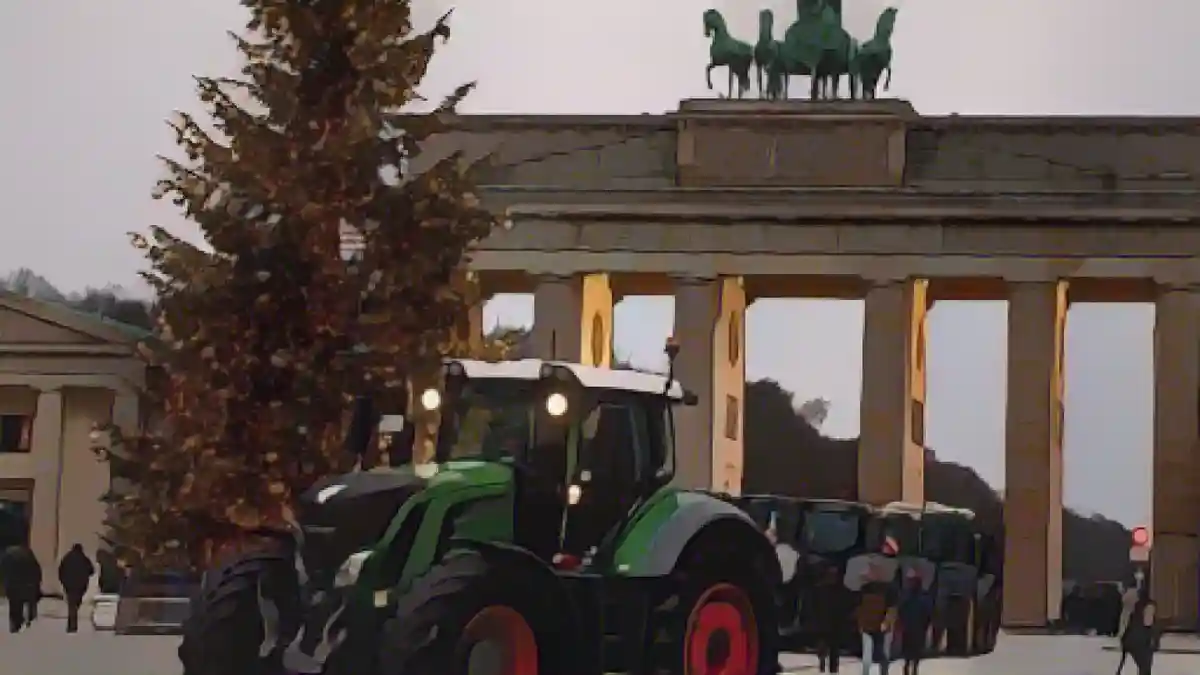 Фермеры с тракторами принимают участие в акции протеста, организованной ассоциацией фермеров перед Бранденбургскими воротами.:Фермеры с тракторами принимают участие в акции протеста, организованной ассоциацией фермеров перед Бранденбургскими воротами. Фото