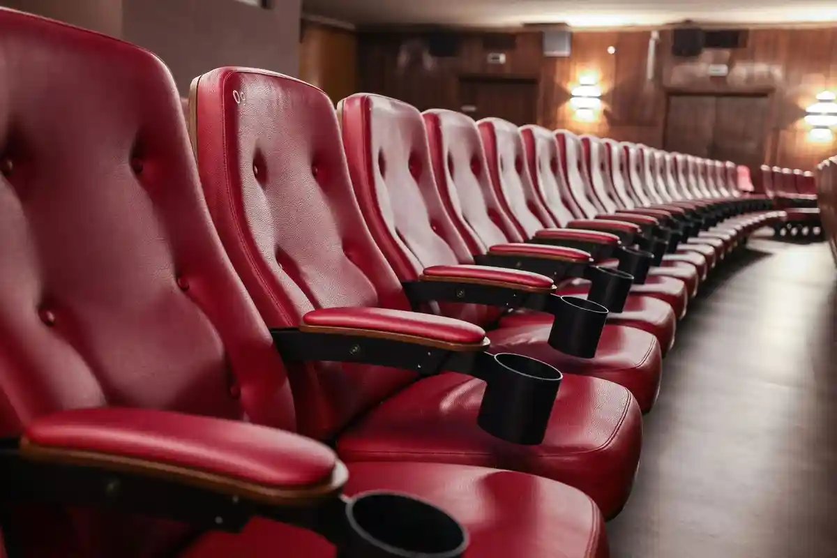 Фильм:Красные кресла в зале кинотеатра.