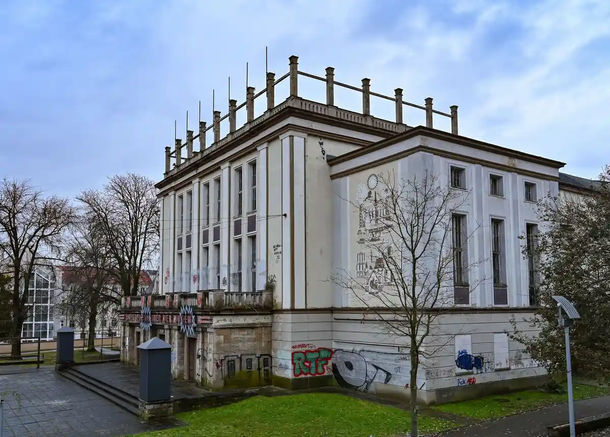 Финансирование переоборудования бывшего кинотеатра:Здание бывшего театра юности "Лихтшпильтеатр".