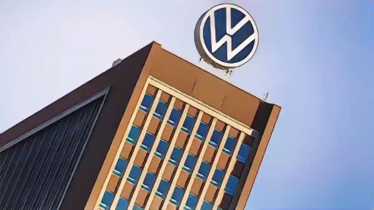 Фирменная башня на главном заводе Volkswagen в Вольфсбурге. После многомесячных споров с рабочим советом автопроизводитель согласился:Фирменная башня на главном заводе Volkswagen в Вольфсбурге. После многомесячных переговоров с рабочим советом автопроизводитель согласовал основные пункты программы сокращения расходов на миллиарды. Фото