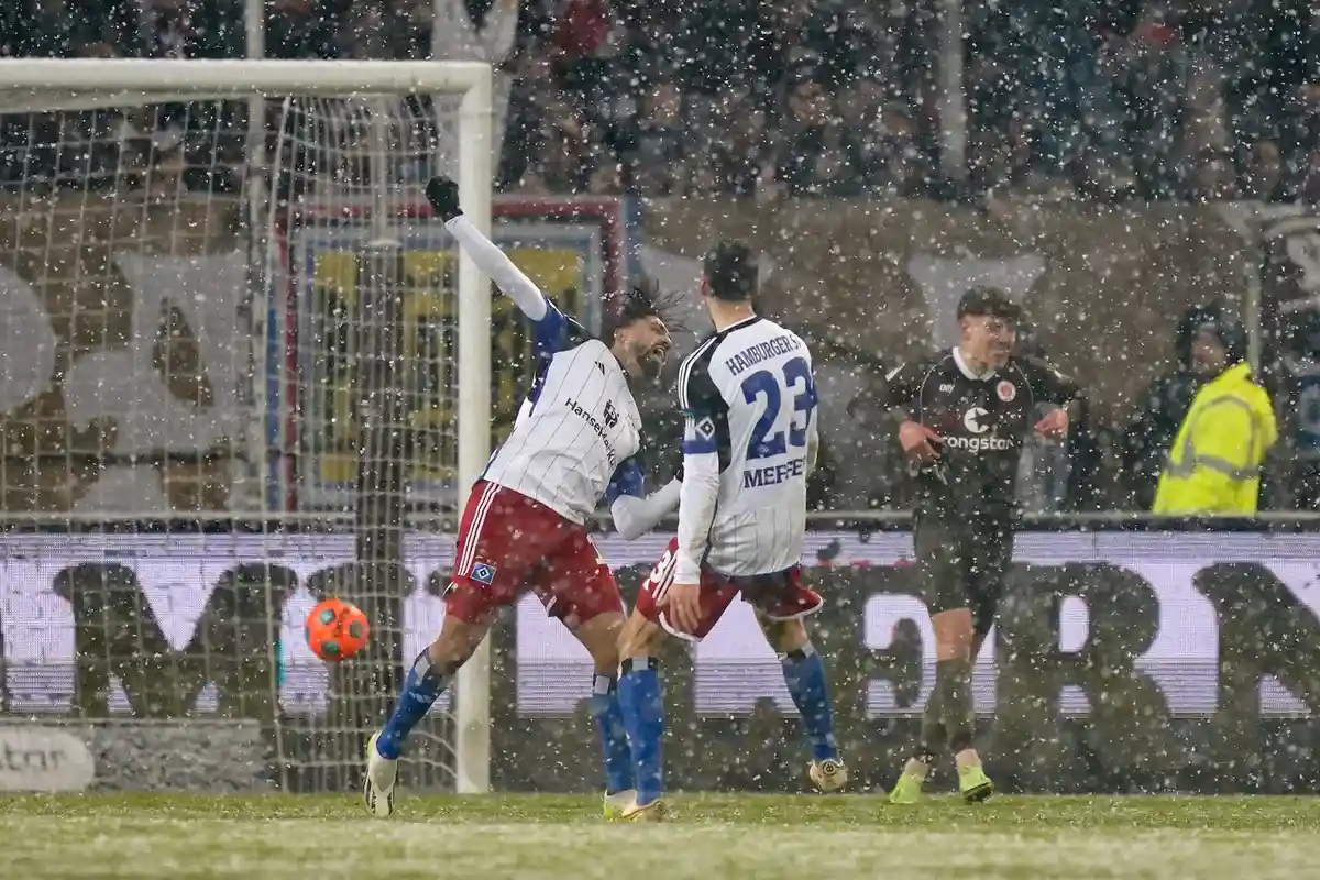 ФК Санкт-Паули - Гамбургер СВ:Игрок HSV Иммануэль Ферай радуется вместе с Йонасом Меффертом (M) после того, как забил гол, сделав счет 2:2.