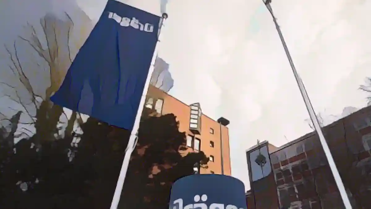 Флаг компании развевается перед штаб-квартирой Drägerwerk.:Флаг компании развевается перед главным офисом Drägerwerk. Фото