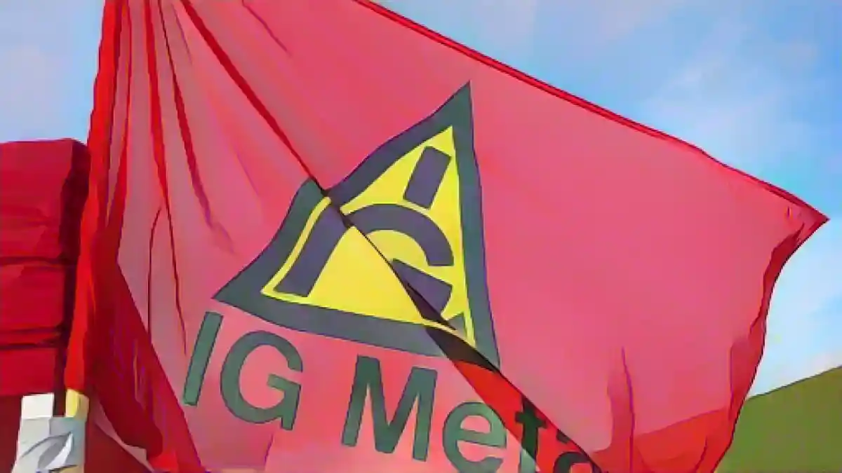 Флаг с логотипом IG Metall на трибуне во время забастовки.:Флаг с логотипом IG Metall на стенде во время забастовки. Фото