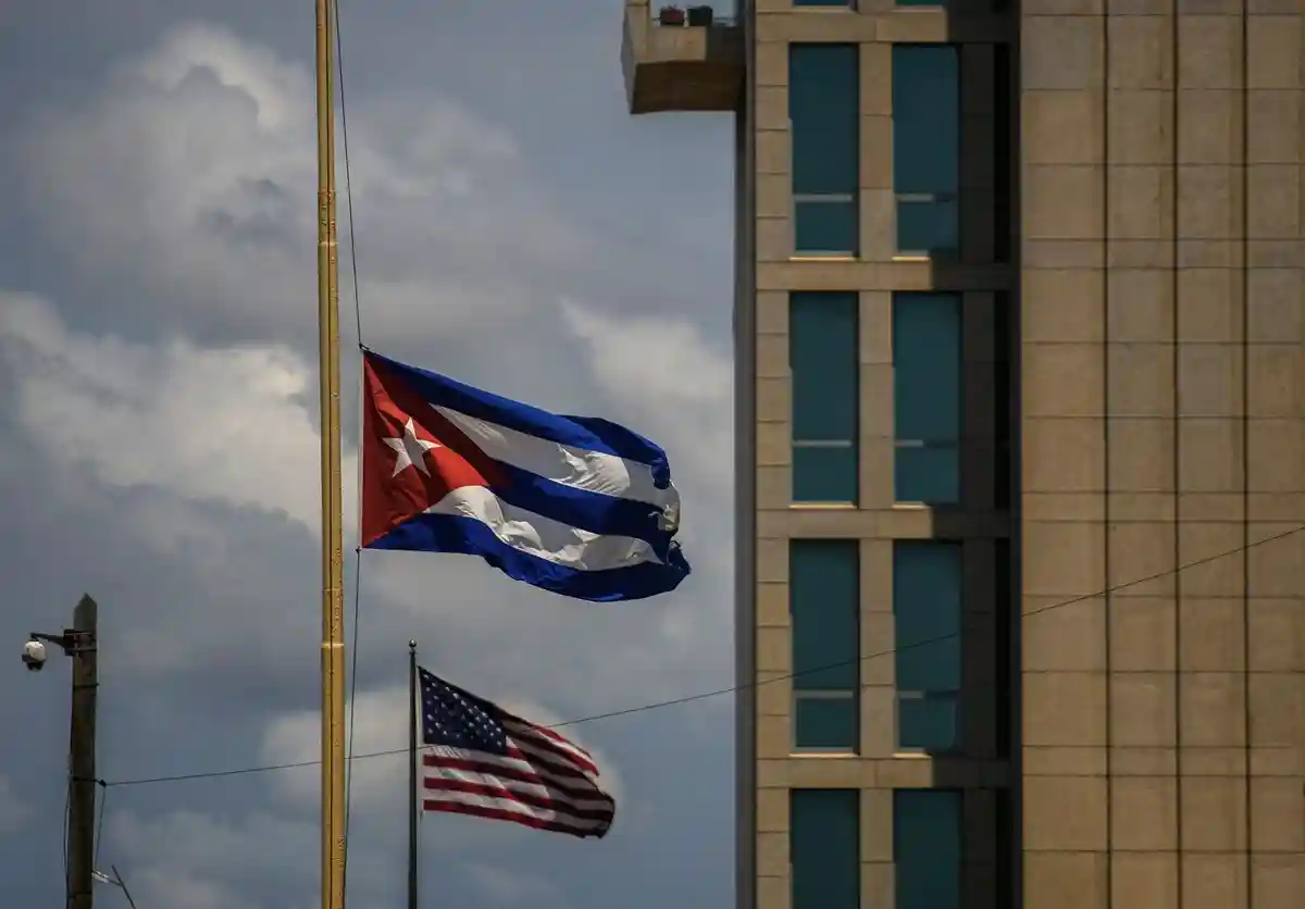 Флаги:Долгие годы работал на США и информировал Кубу.