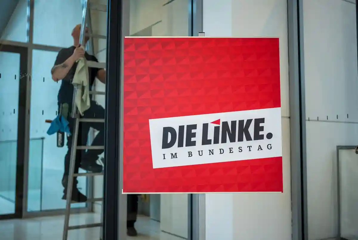 Фракция Левой партии в Бундестаге распускается:Мойщик окон спускается с лестницы рядом с комнатами парламентской группы Левой партии в Бундестаге.