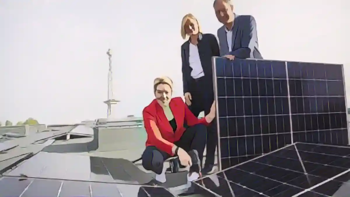 Франциска Гиффи (СДПГ, слева направо), Керстин Буш и Марио Тобиас стоят на крыше с солнечными батареями.:Франциска Гиффи (СДПГ, слева направо), Керстин Буш и Марио Тобиас стоят на крыше с солнечными батареями. Фото