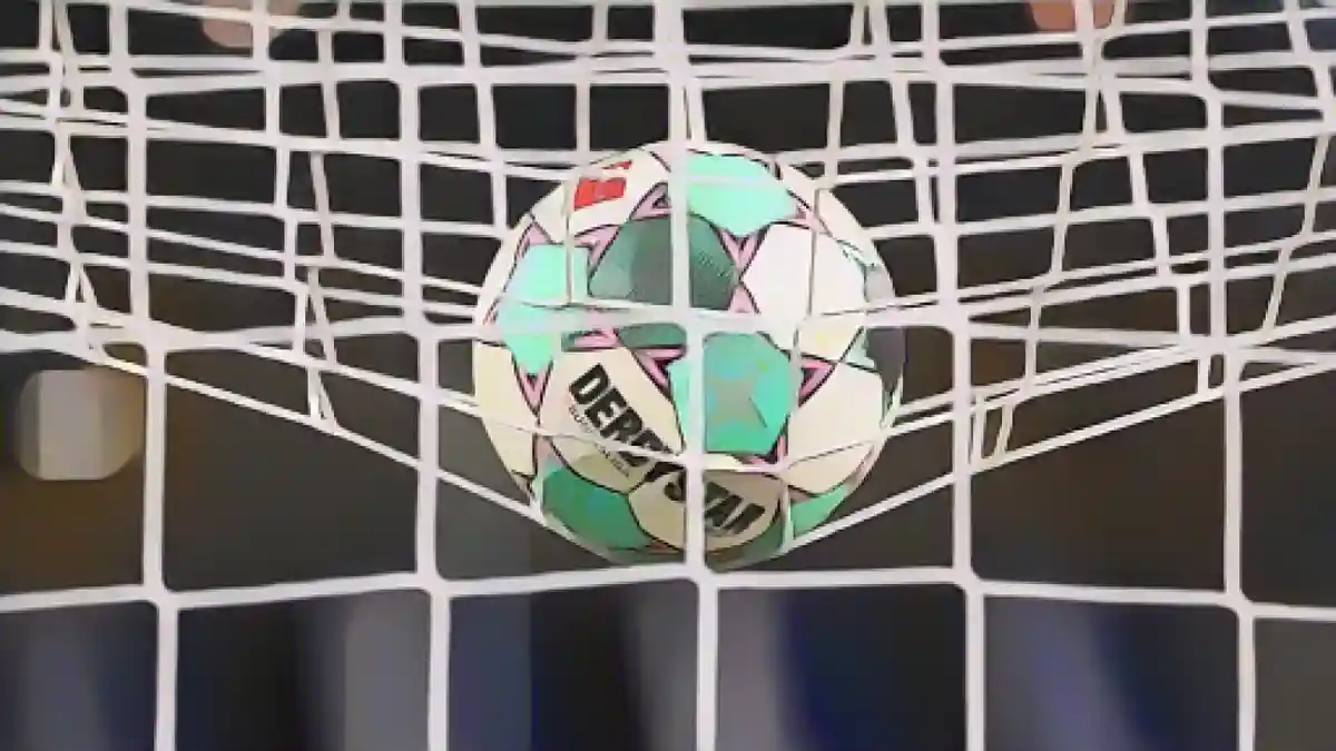 Футбольный мяч в сетке перед началом матча.:Футбольный мяч лежит в сетке перед началом матча. Фото