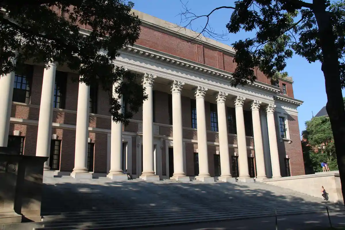 Гарвардский университет:Спор о конфликте на Ближнем Востоке недавно разгорелся и в таких университетах, как Гарвардский.