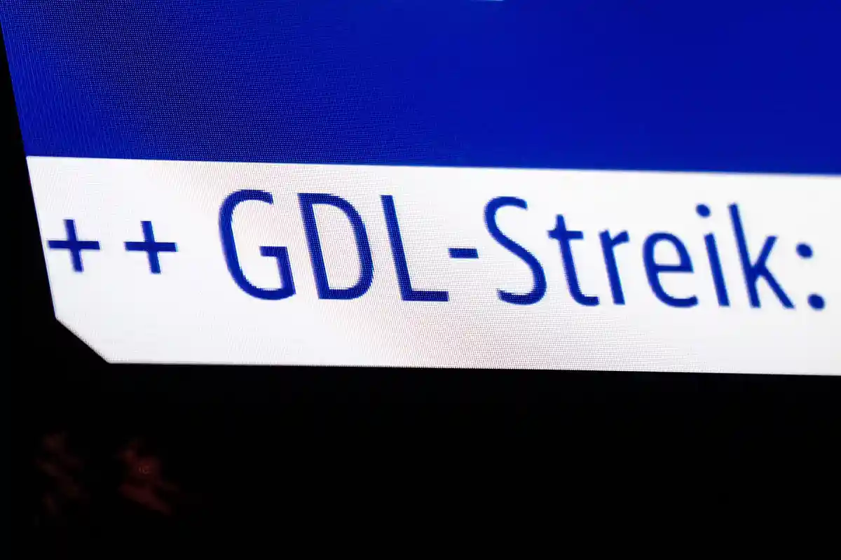 GDL призывает к предупредительной забастовке:Реклама на железнодорожной станции рассказывает о забастовке GDL.