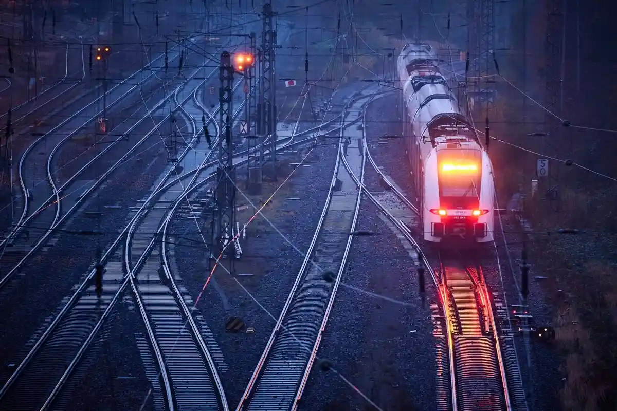 GDL призывает к следующей предупредительной забастовке на железной дороге:Рейнско-Рурский экспресс (RRX) проходит через сортировочную станцию Хаген-Ворхалле во время предупредительной забастовки DB.