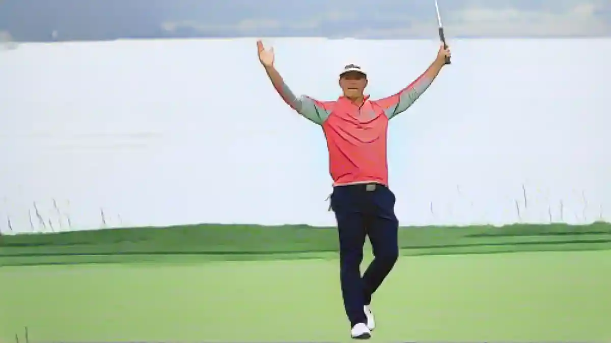 Гэри Вудланд радуется на 18-м грине после победы на турнире US Open 2019 в Pebble Beach Golf Links 16 июня 2019 года.:Гэри Вудланд радуется на 18-м грине после победы на Открытом чемпионате США 2019 года в гольф-клубе Pebble Beach Golf Links 16 июня 2019 года.