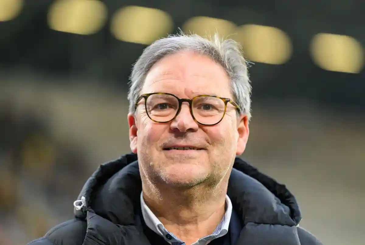 Герман Винклер:Герман Винклер, вице-президент DFB, стоит на стадионе.