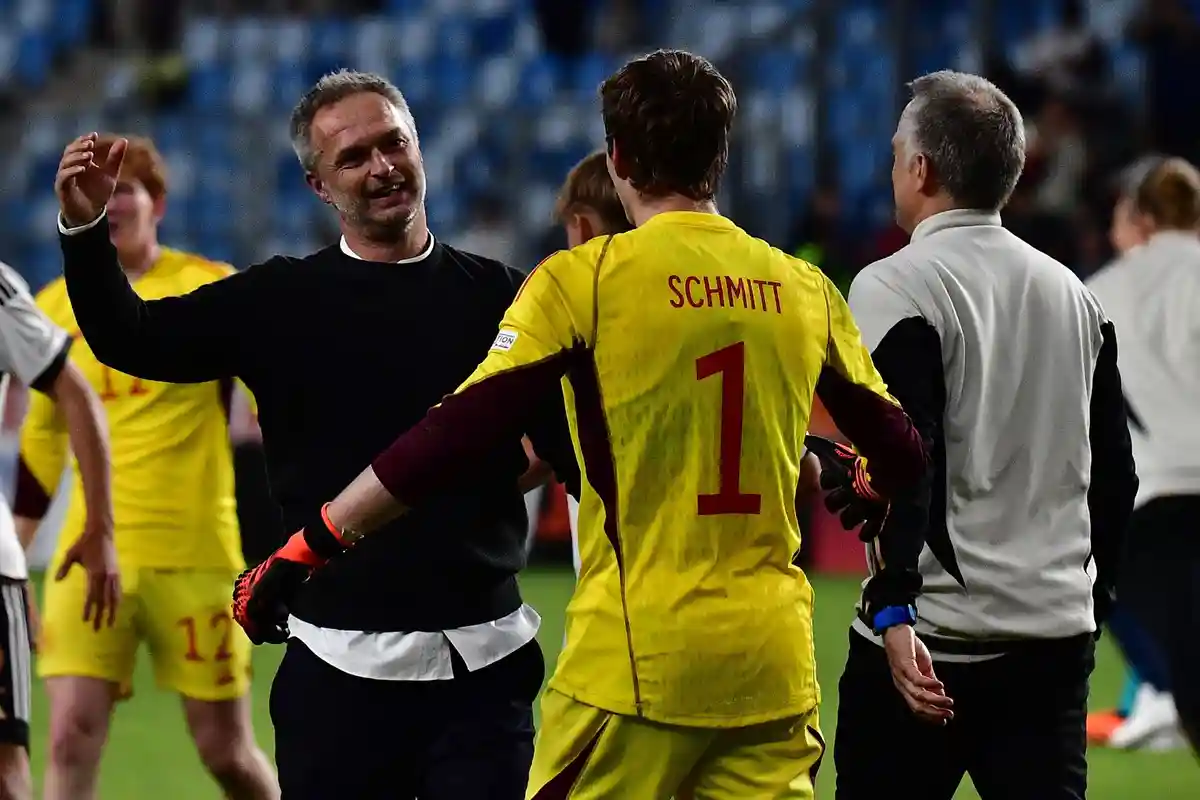 Германия - Франция:Кристиан Вук, тренер сборной Германии, радуется вместе с вратарем Максом Шмиттом после игры.