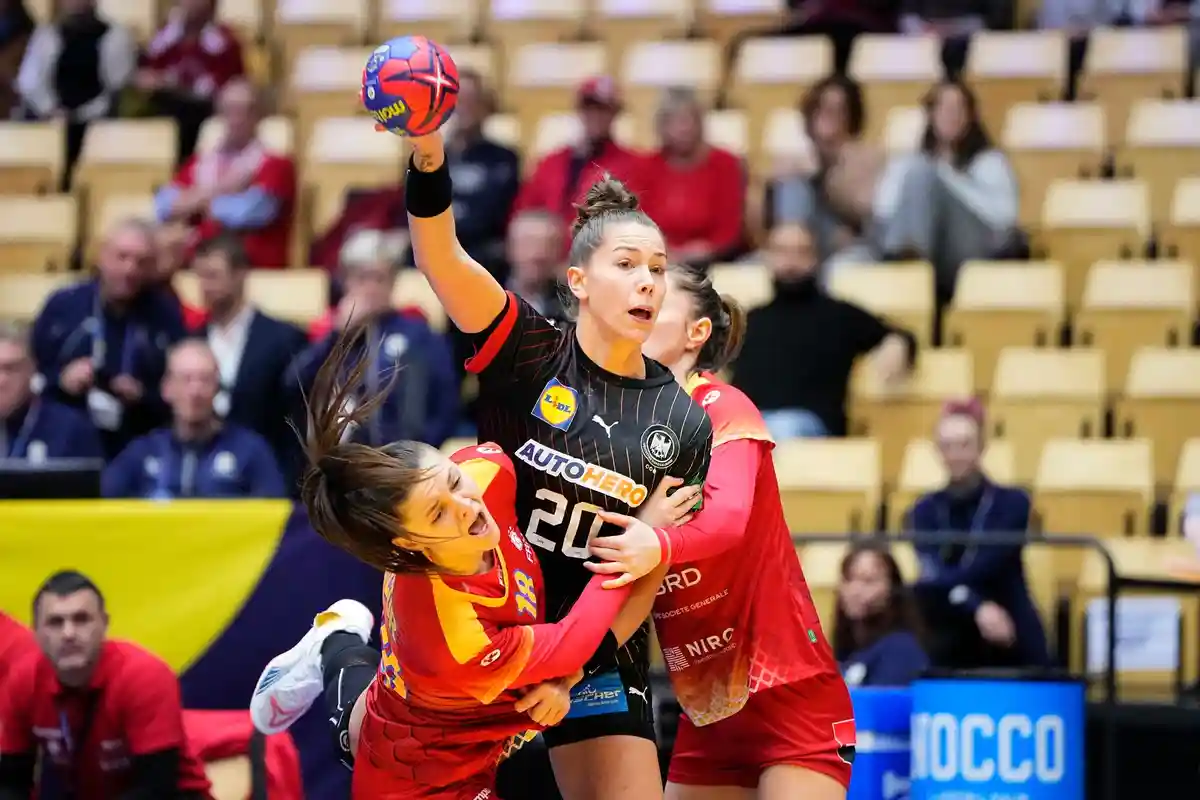 Германия - Румыния:Капитан команды Эмили Бёльк (M) и женщины DHB победили Румынию благодаря сильной второй половине игры.