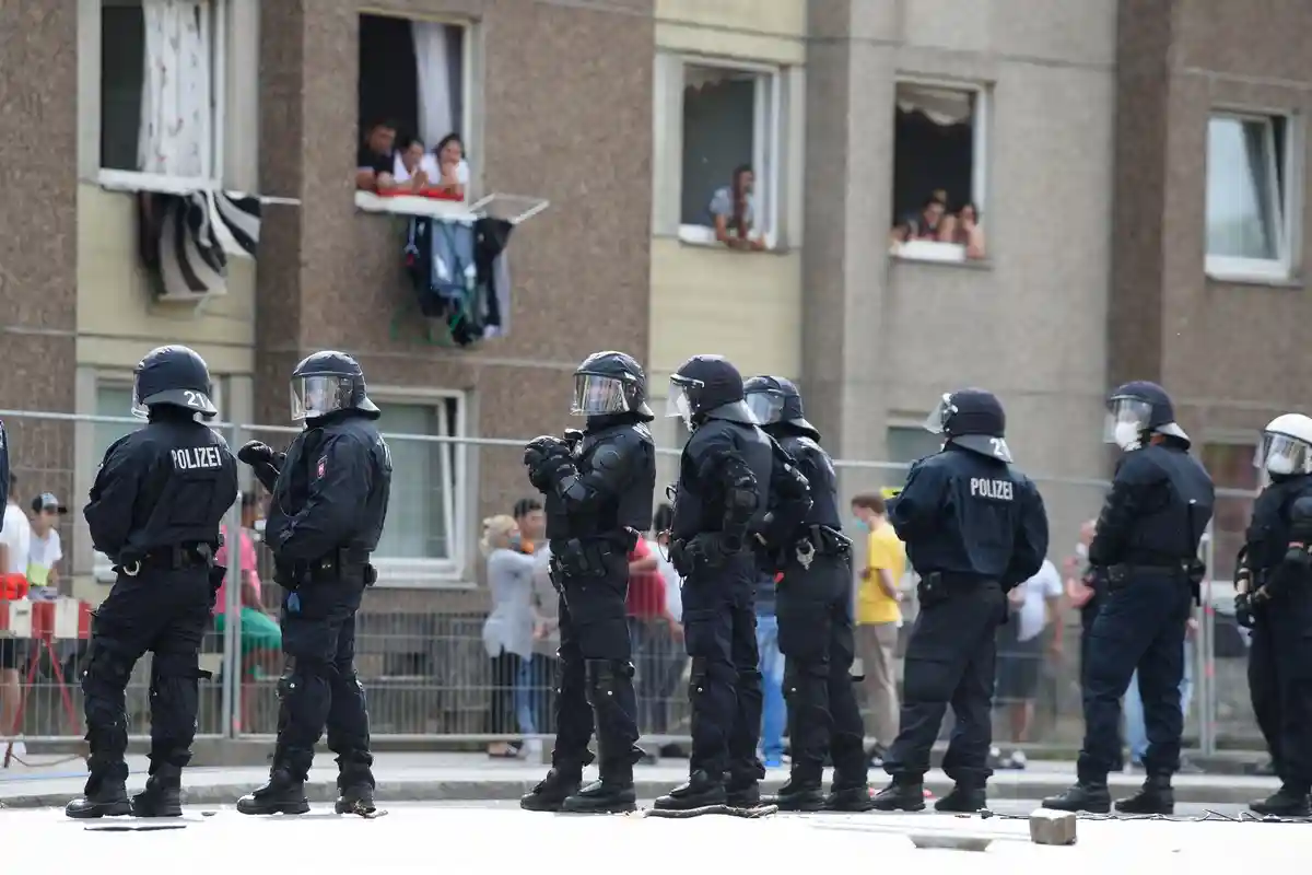Геттинген:Полицейские стоят перед жилым домом, закрытым на карантин, в центре Геттингена в июне 2020 года.