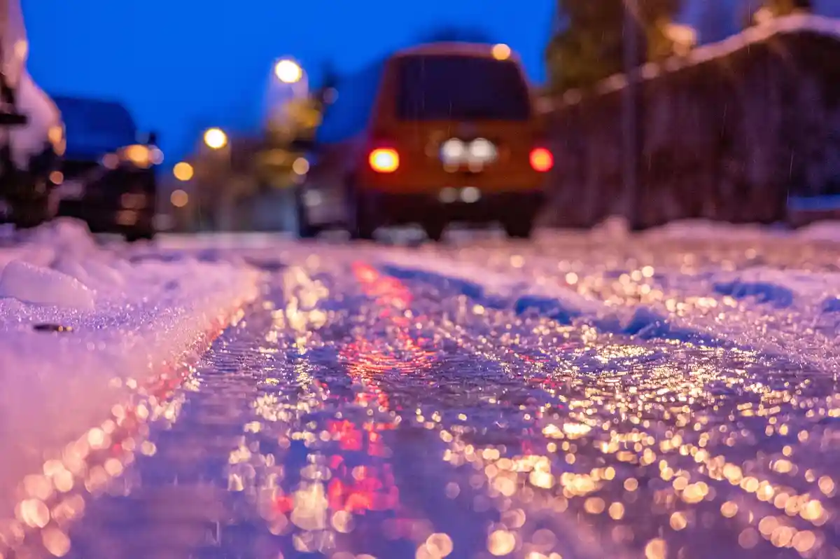 Гладкость:Тонкий слой льда покрывает дорогу ранним утром.