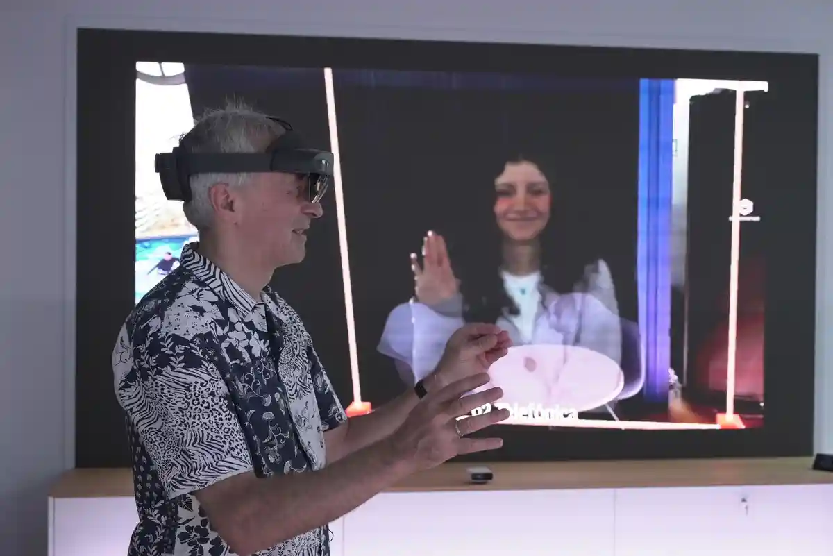 Голограммная связь:Менеджер по инновациям O2 Карстен Эрлебах использует очки виртуальной реальности, чтобы поговорить со своим коллегой, которого он видит в очках в виде голограммы.