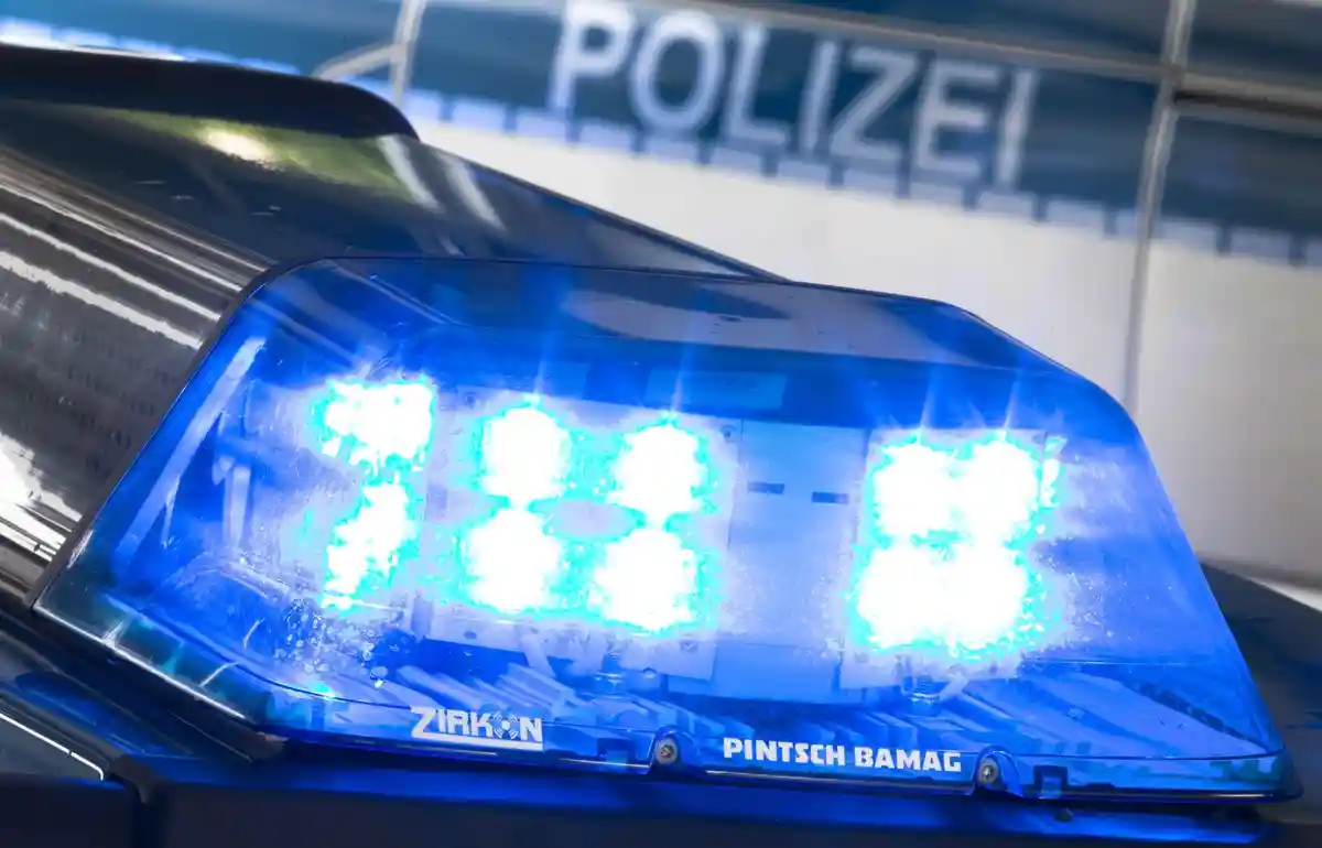 Голубой свет:Синий фонарь светит на крышу полицейской машины во время операции.