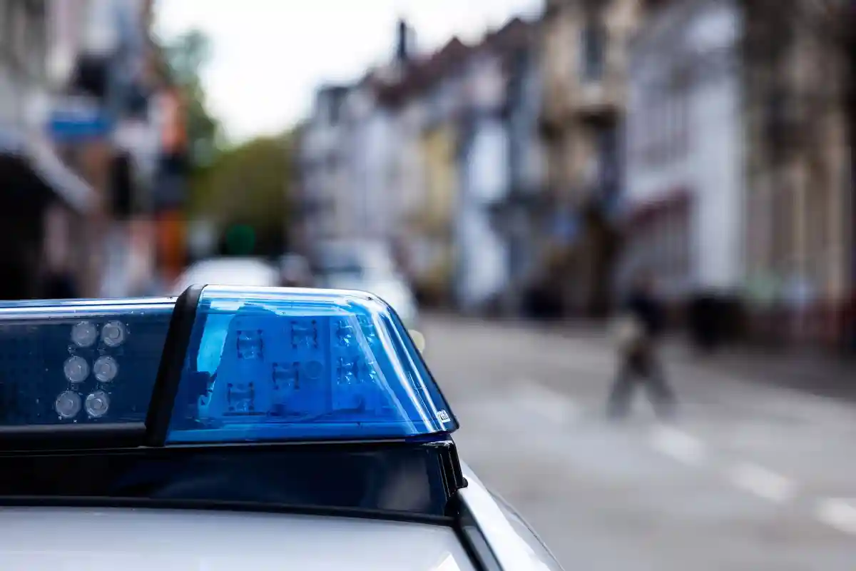 Голубой свет:У обочины дороги припаркован полицейский автомобиль.