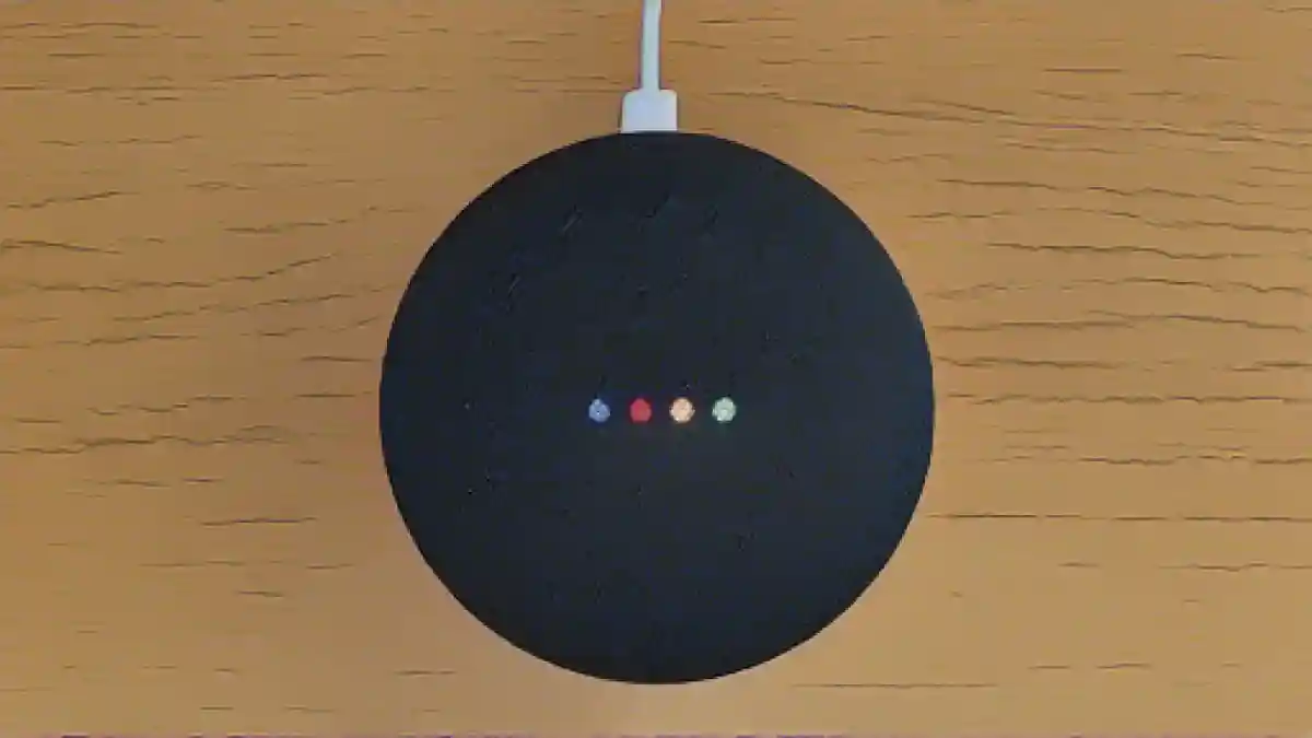 Google Nest Mini на деревянном фоне:Как выполнить мягкую перезагрузку Google Home