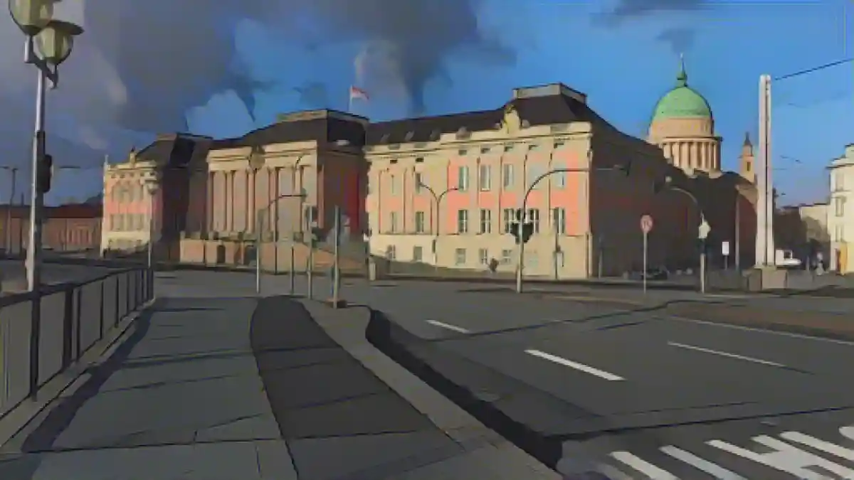 Государственный парламент (слева) и расположенная за ним Николайкирхе в Потсдаме.:Парламент земли (слева) и расположенная за ним Николайкирхе в Потсдаме. Фото