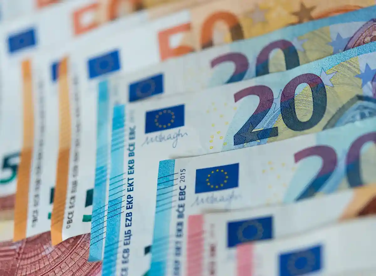 Государственный суд по аудиту:Банкноты в 10, 20 и 50 евро лежат рассортированными на столе.