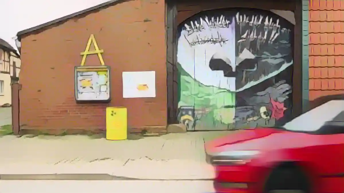 Граффити с надписью "Ваши дети привлекут вас к ответственности" написано на сарае в районе Шахт.:Граффити со словами "Ваши дети привлекут вас к ответственности" на сарае в районе Шахт-Конрад. Фото