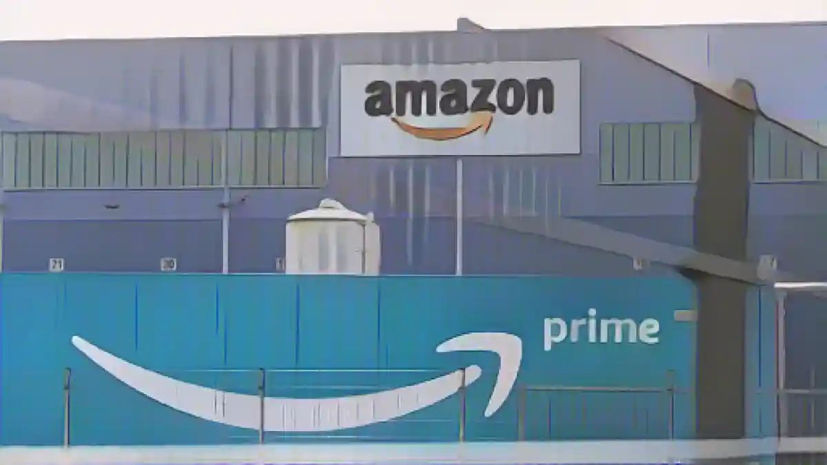 Грузовик проезжает по логистическому центру Amazon в Уинсене.:Грузовик проезжает по логистическому центру Amazon в Уинсене. Фото
