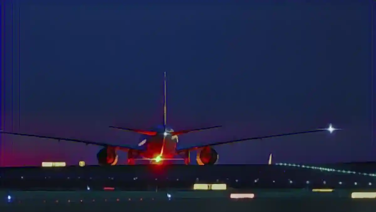 Грузовой самолет выруливает на взлетно-посадочную полосу в аэропорту Лейпциг-Халле ранним утром.:Грузовой самолет выруливает на взлетно-посадочную полосу в аэропорту Лейпциг-Халле рано утром. Фото