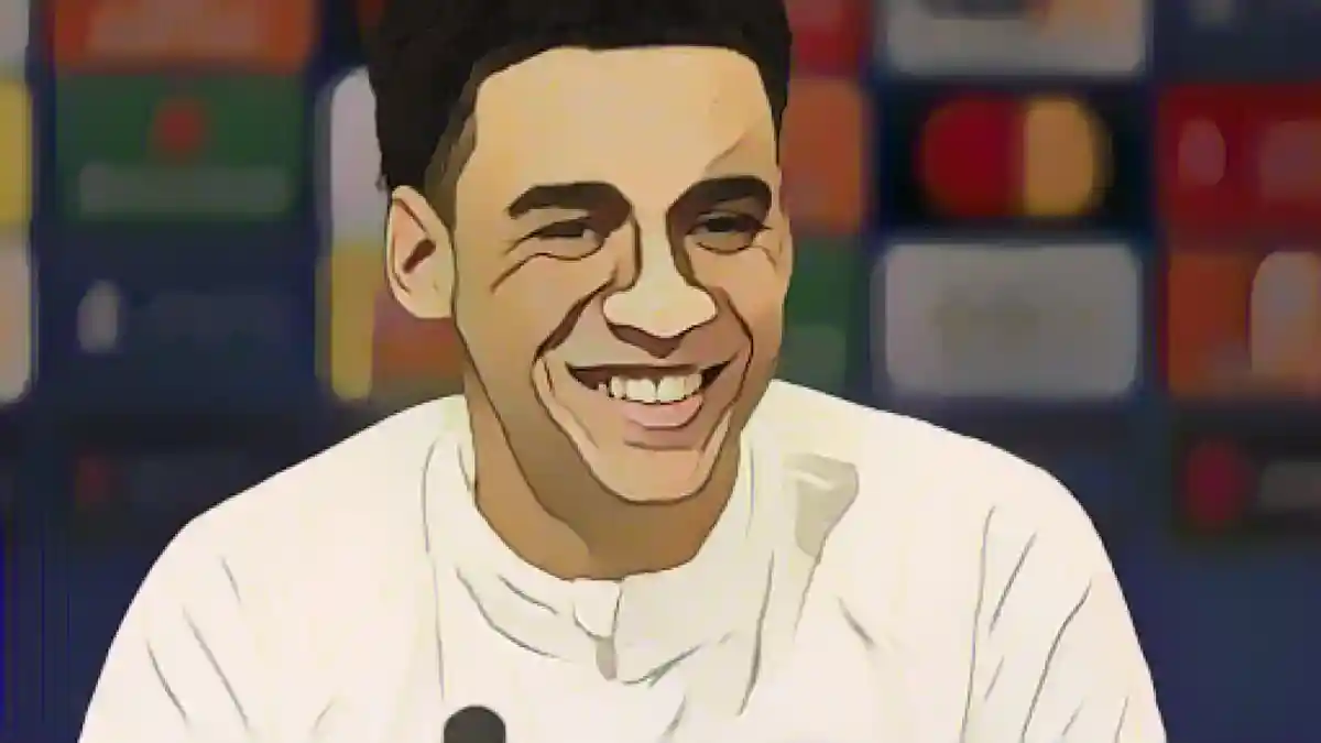 Игрок футбольного клуба "Бавария" Джамал Мусиала улыбается во время пресс-конференции.:Джамал Мусиала из ФК "Бавария" улыбается во время пресс-конференции. Фото