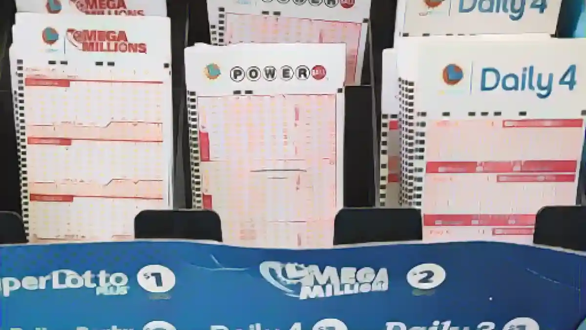 Игры Powerball и Калифорнийской лотереи на витрине в Blue Bird Liquor в Хоторне, Калифорния, вторник, 10 октября 2023 г.:Игры Powerball и California Lottery на витрине магазина в Хоторне, Калифорния, 10 октября.