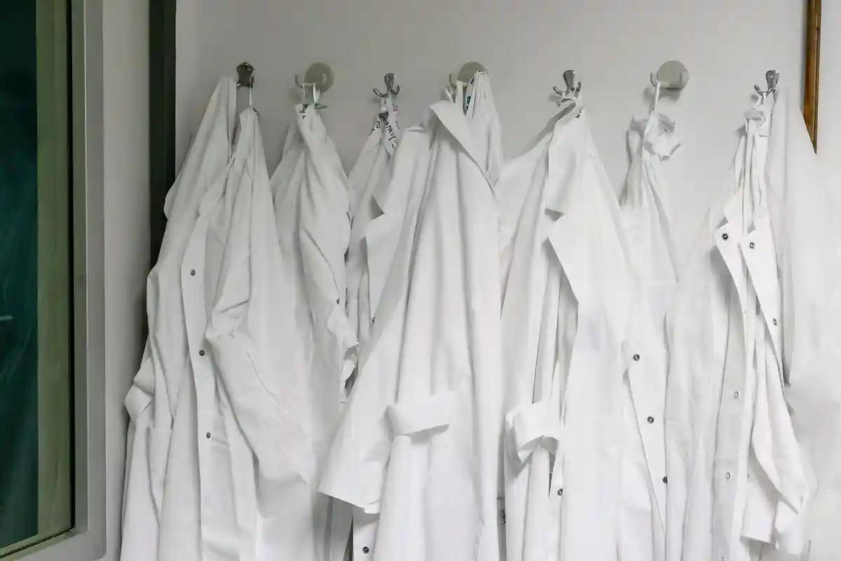Исследование:Пальто висит на крючках в лаборатории.