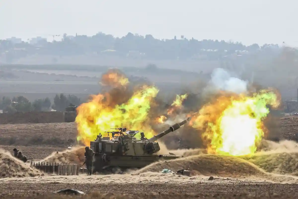 Израиль - Сдерот:Израильские вооруженные силы обстреливают сектор Газа из артиллерийских орудий.