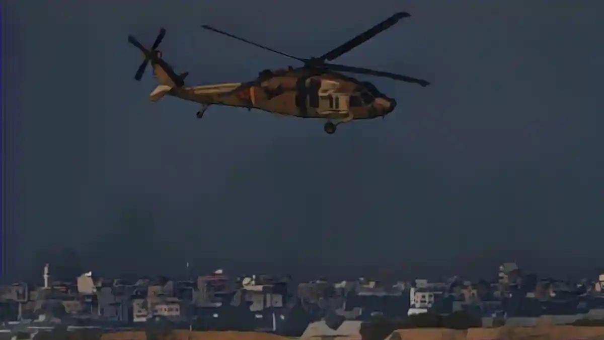 Израильский военный вертолет пролетает вблизи границы между Израилем и сектором Газа. Израильская армия продолжает атаки на прибрежную полосу:Израильский военный вертолет пролетает вблизи границы между Израилем и сектором Газа. Израильская армия продолжает свои атаки на прибрежную полосу.