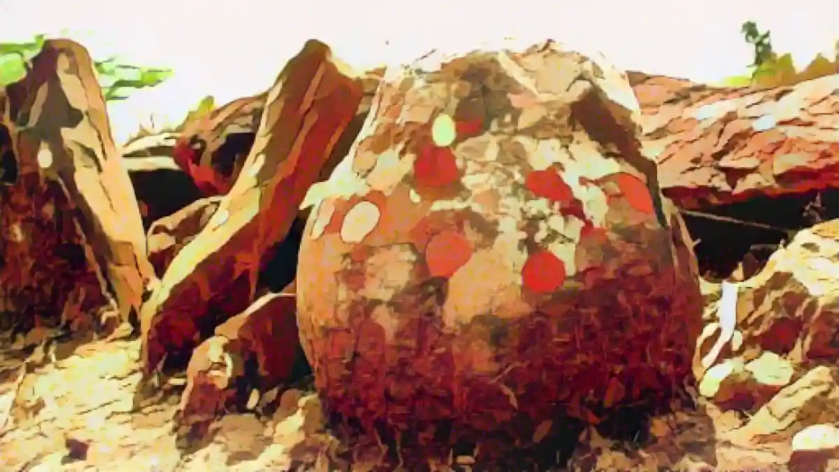 Каменный шар в Индии, почитаемый как божественный, оказался яйцом динозавра.:Этот каменный шар в Индии, почитаемый как божественный, оказался яйцом динозавра. Фото