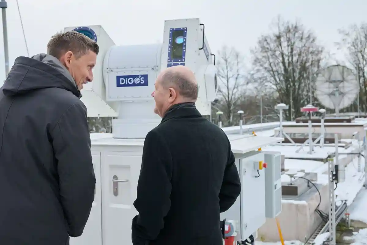 Канцлер Шольц посетил научно-исследовательский центр в Потсдаме:Олаф Шольц (справа) с Андре Клотом, управляющим директором DiGOS в Немецком исследовательском центре геонаук.