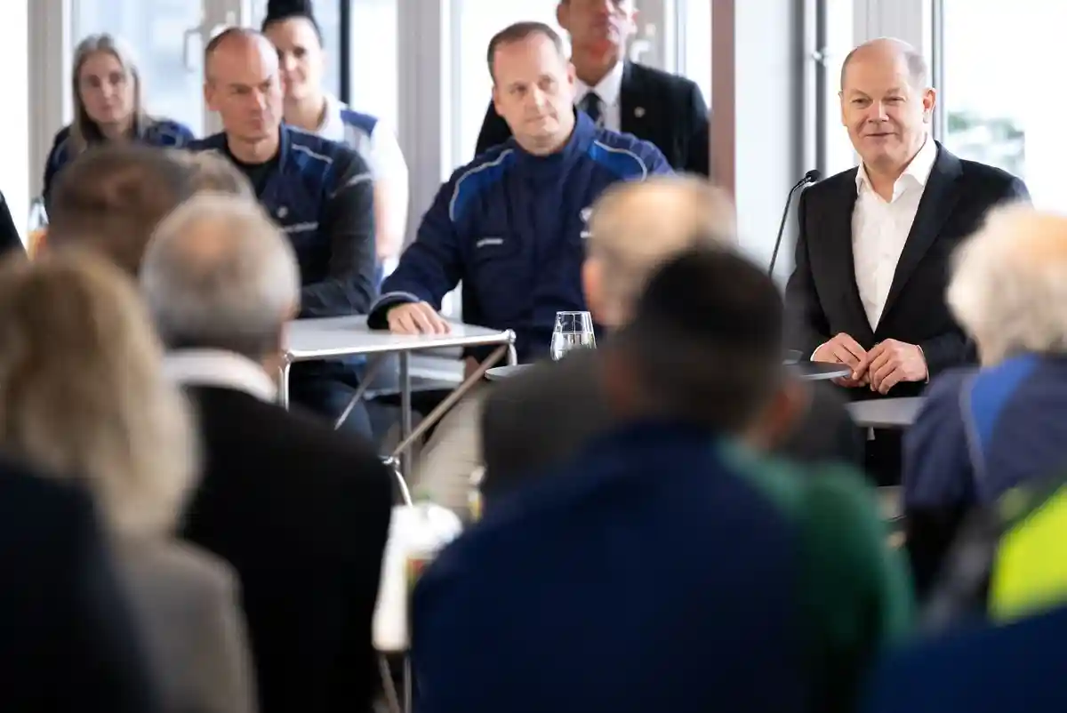 Канцлер Шольц посетил завод BMW:Федеральный канцлер Олаф Шольц (справа, СДПГ) общается с работниками во время посещения завода BMW.