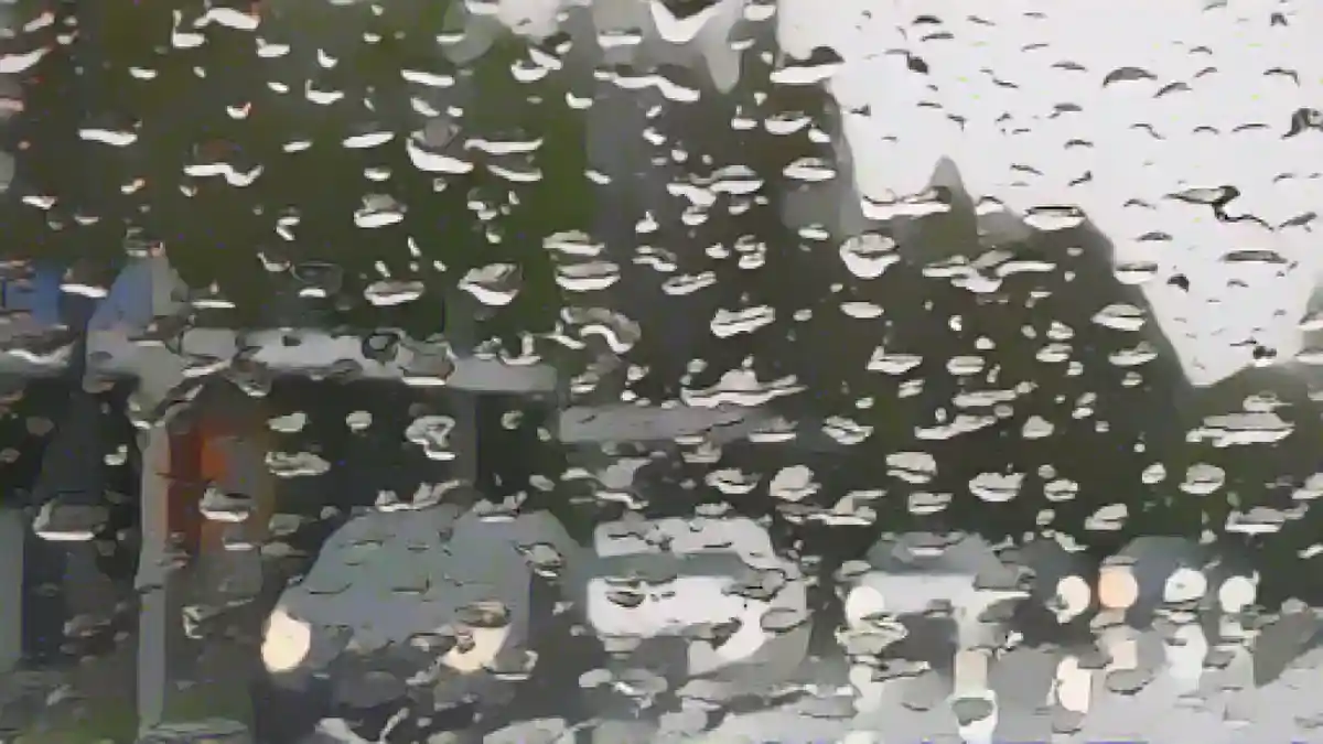 Капли дождя собираются на диске.:Капли дождя собираются на ветровом стекле. Фото
