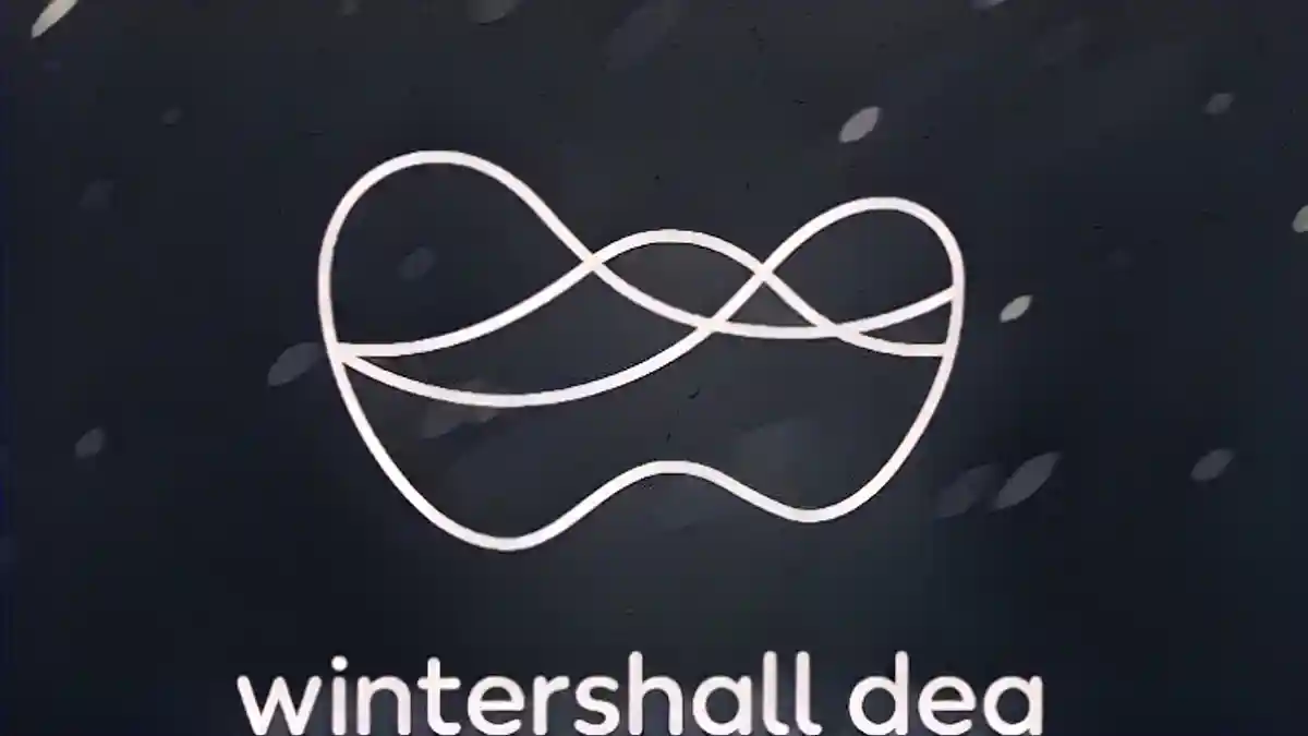 Капли дождя видны на вывеске перед логотипом Wintershall Dea:Капли дождя видны на вывеске перед логотипом Wintershall Dea.